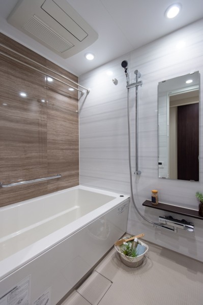 バスルームはゆったりとおくつろぎいただける癒しの空間です。光沢感のある木目調のパネルがより一層くつろぎと高級感を醸し出します。