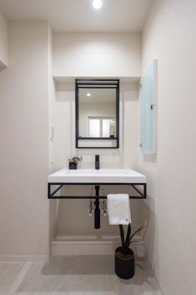 サンワカンパニー製洗面化粧台はブラックフレームのデザインがホテルライクな仕上がりです。トレンド感を醸し出し、入浴後の豊かな時間を演出し、心からくつろげるプライベート空間です。