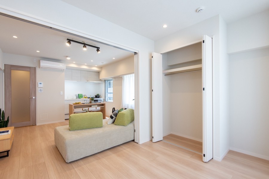 LDKと洋室を区切る扉は吊り戸になっているので、掃除もしやすく、開け放すことで開放的な空間を作ることができます。