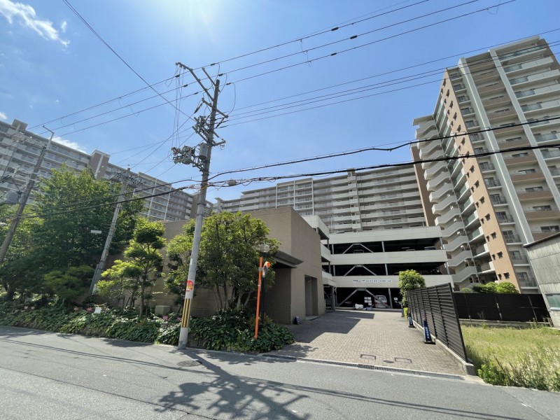 大阪メトロ御堂筋線「新大阪」駅より徒歩9分。３路線利用可能でアクセス良好です。