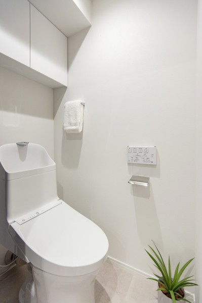 レストルームにはTOTO製の洗浄便座付トイレを新規設置しました。白を基調とした清潔感あふれる仕上がりで、上部には便利な吊戸棚収納付きです♪