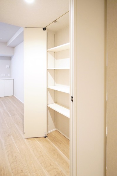 廊下の壁面には収納スペースが豊富に設けられております。すべて棚は高さが調節可能で様々なものの収納に使い分けができます。