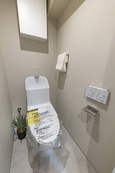 TOTO製の洗浄機能付きトイレを新規設置しました。便利な上部の吊戸棚収納を備え付け、空間をすっきりとお使いいただけるように仕上げました。