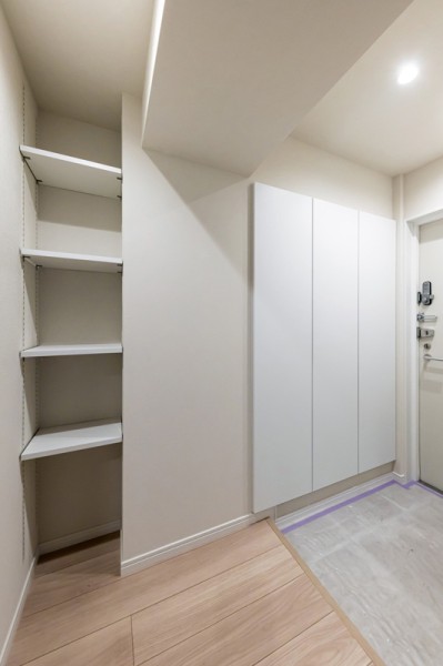 白基調のすっきりとした印象の玄関です。シューズボックスに加えて、鞄などの収納に便利な可動棚を設けました。