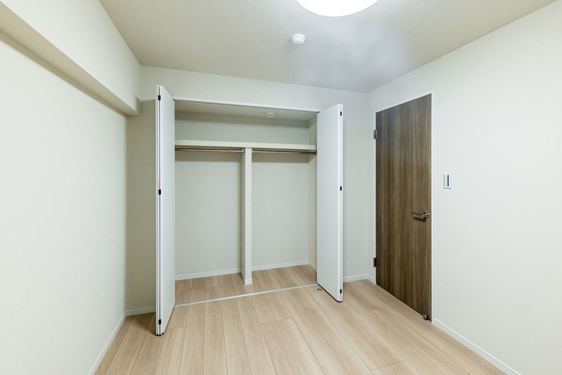 大きな間口のクローゼットを備えた洋室2です。居住スペースを広くお使いいただけるので主寝室にもぴったりです。
