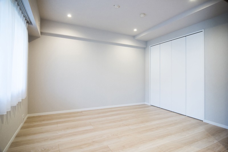 リビングに隣接した洋室2(約6.2帖)です。デッドスペースがなく家具配置のしやすいお部屋です。