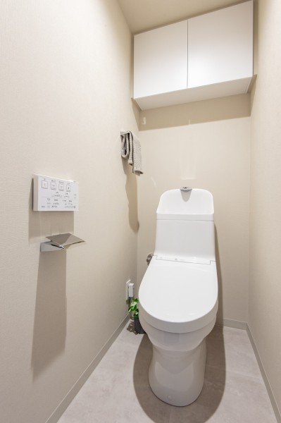 TOTO製洗浄便座付トイレを新規設置しました。上部には収納に便利な吊戸棚を備え付けました。