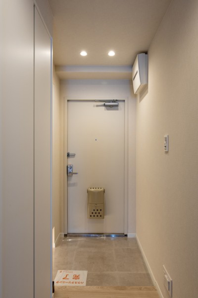 玄関は人感センサー付き照明を設置しているので、スイッチを探さずに明るくなります。廊下にも収納棚が設けられております。