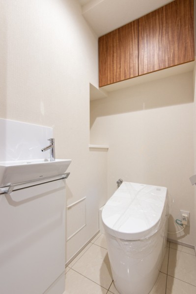 レストルームには洗練されたお部屋にぴったりなスタイリッシュなタンクレストイレが設置されています。