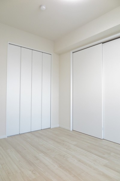 洋室3の扉はレールがない吊り戸なので、戸を開放することでより広々とお使いいただけます。