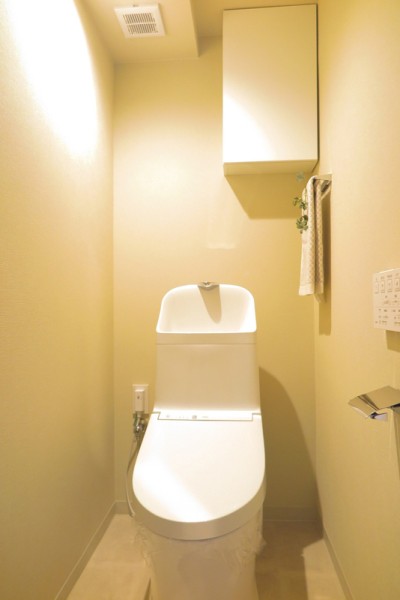 TOTO製洗浄便座付トイレを新規設置。トイレットペーパーなどの収納に便利な吊戸棚も備え付けです。