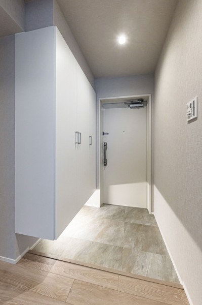 白を基調とした玄関は、フットライト付きのシューズボックスを設置した格調高い空間です。