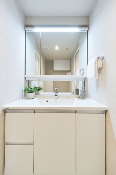 脱衣所にもなる洗面室には、鏡裏と足元が収納になっているLIXIL製洗面化粧台を設置しました。