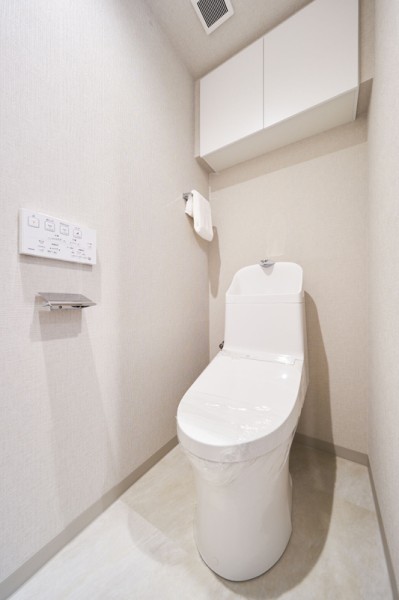 ウォシュレット一体型のトイレは、お掃除の手助けをしてくれる便利機能が搭載されています。吊戸棚を備え付けているので、床に物を置かず、すっきり使えます。