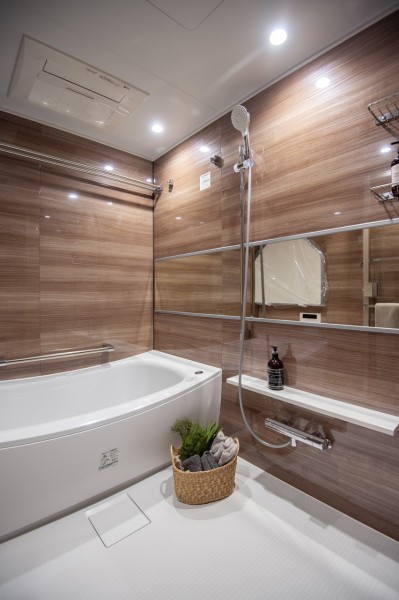 バスルームはゆったりとおくつろぎいただける癒しの空間です。光沢感のある木目調のパネルが、より一層くつろぎと高級感を演出します。