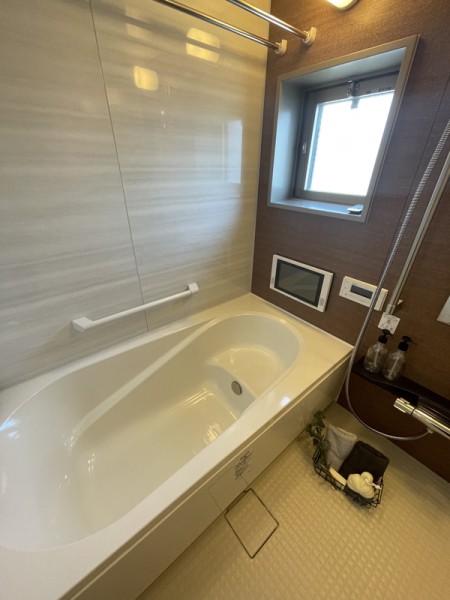 浴室換気乾燥機と追焚機能付きユニットバスが設置されているバスルームです。窓もあるため効率よく換気ができそうです。