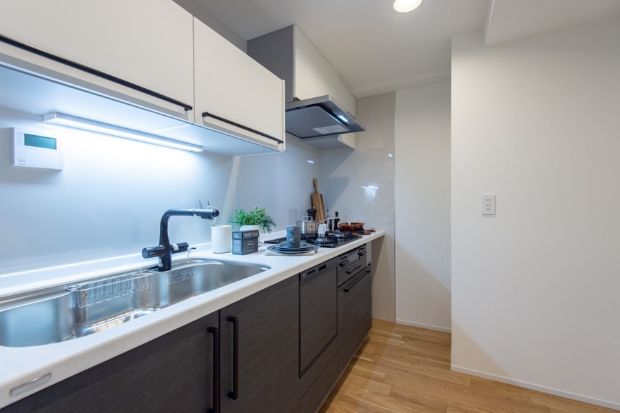 トクラス製システムキッチンは収納スペースが豊富な壁付けキッチンです。人工大理石トップでお手入れ簡単♪毎日の家事の時短につながります。