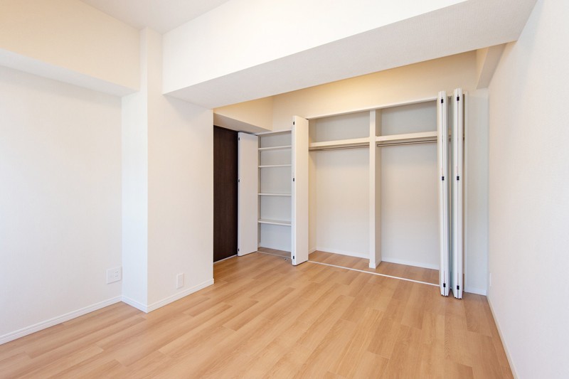クローゼット、収納棚付き、約8.0帖の洋室1は、居住スペースを広くお使いいただけるため主寝室にもおすすめです。