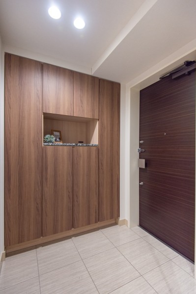 格調高く気品溢れる玄関。カウンターにはインテリアを置き、居心地の良い空間を演出できますよ。