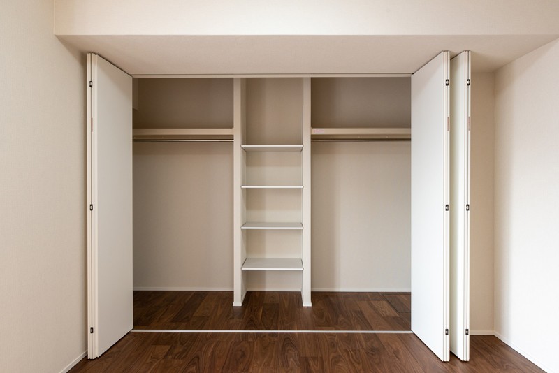 洋室2のクローゼットには、高さ調節が可能な棚と枕棚、ハンガーラックが2本設置してあります。