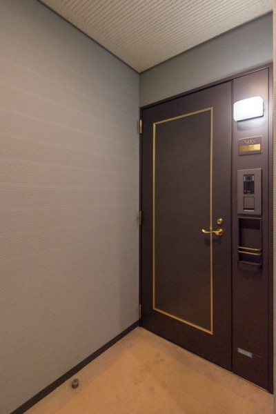 重厚感のある玄関扉がハイグレードなマンションの目印です。2つの住戸にエレベーターを1基設置し、24時間管理体制などプライバシー性も高く、セキュリティも充実しています。