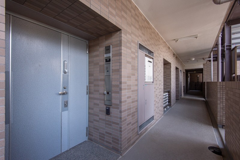 共用廊下から奥まったところに玄関扉があるアルコーブ付きのお部屋です。外からの視線を遮り、プライバシーを守ることができますね。