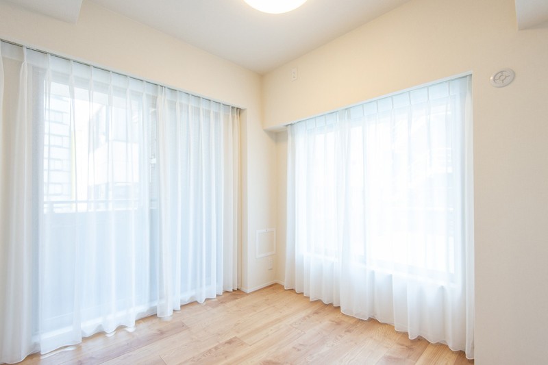 洋室2は大きな窓の2面採光で明るく開放的、柱などの凹凸が少ないためレイアウトしやすいお部屋です。