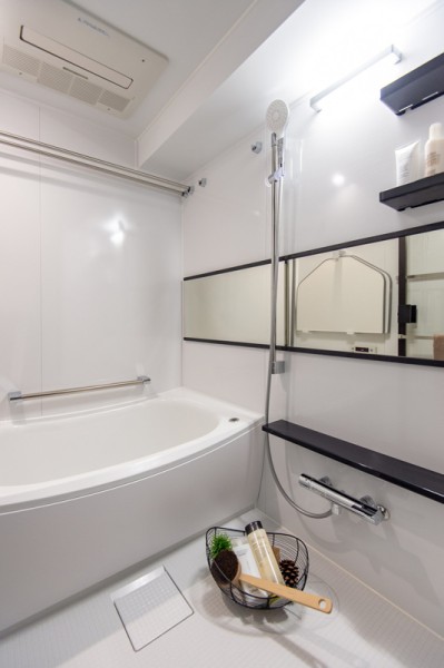 浴室にはワイドミラーを設置することで、より広く感じられるくつろぎの空間となっています。