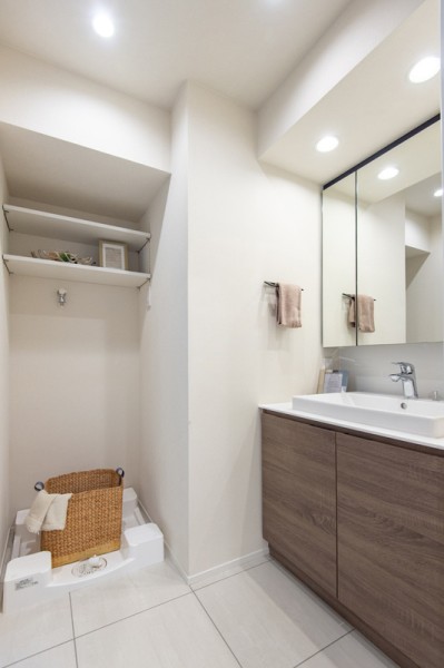 ホテルライクな洗面化粧台は3面鏡裏、足元収納を設け、デザイン性と実用性を兼ね備えています。