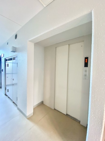 マンション内にはエレベーターが完備されているので、ベビーカーやキャリーケースなど大きな荷物の移動も快適です。