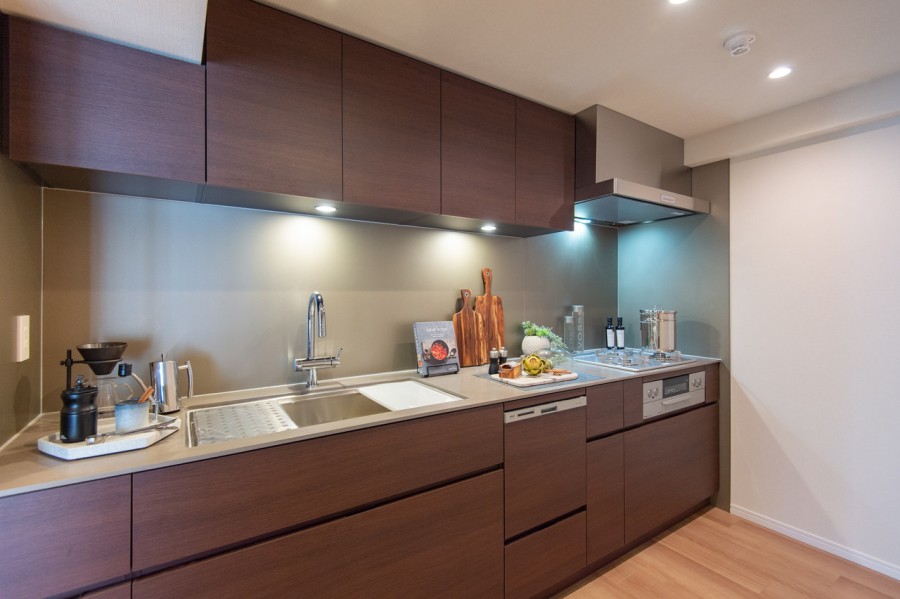 システムキッチンはデザイン性の高い田中工藝製、収納豊富な壁付けキッチンで、デザイン性と実用性を兼ね備えました。