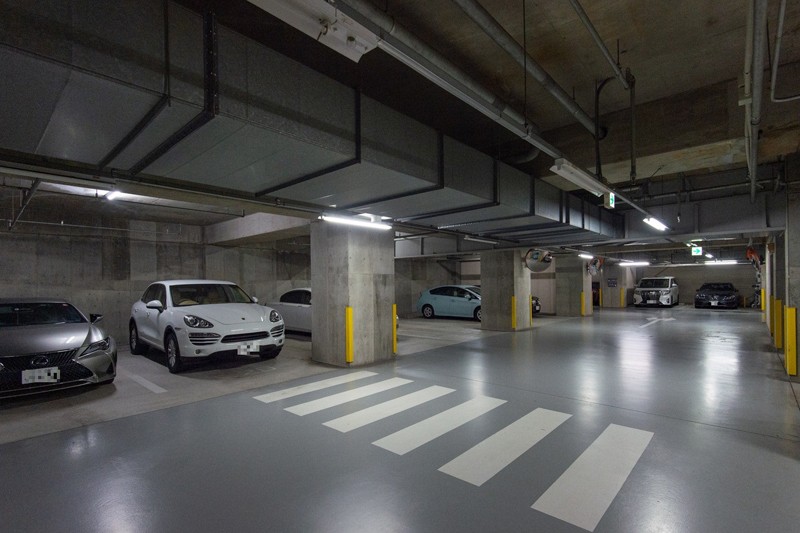 地下に自走式駐車場を完備、駐車場エントランスがございます。※駐車場等の空き状況は変動する可能性がございます。
