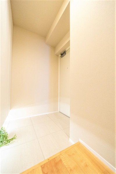 住まいの顔となる玄関は、白を基調とした爽やかな空間に。高さがある収納豊富なシューズボックスを造作しました。