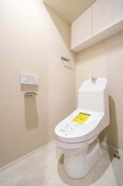 優れた節水効果や汚れが付きにくい便座など、ほしかった機能が揃ったウォシュレット一体型トイレです。トイレットペーパーや掃除用品なども収納できる実用的な吊戸棚を備え付けました。