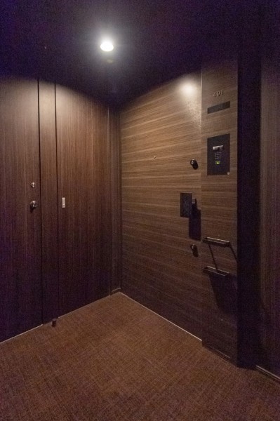 雰囲気のある玄関はトランクルーム付き、安心の内廊下設計となっています。