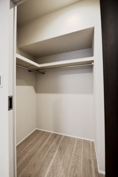 ウォークインクローゼット（洋室1）は枕棚も設けられており、バッグや帽子、小物の収納も可能です。