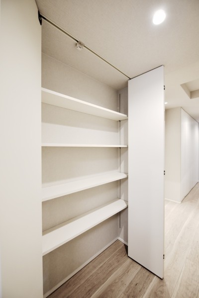 廊下の壁面には収納スペースが豊富に設けられております。すべて棚は高さが調節可能で様々なものの収納に使い分けができます。