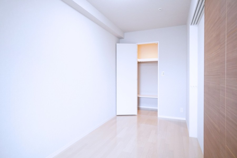 洋室3（約6.4帖）は吊り戸の間口を広く確保しております。開放しリビングの一部として広く使うことも、扉を利用し１つの居室として使うことも可能です。