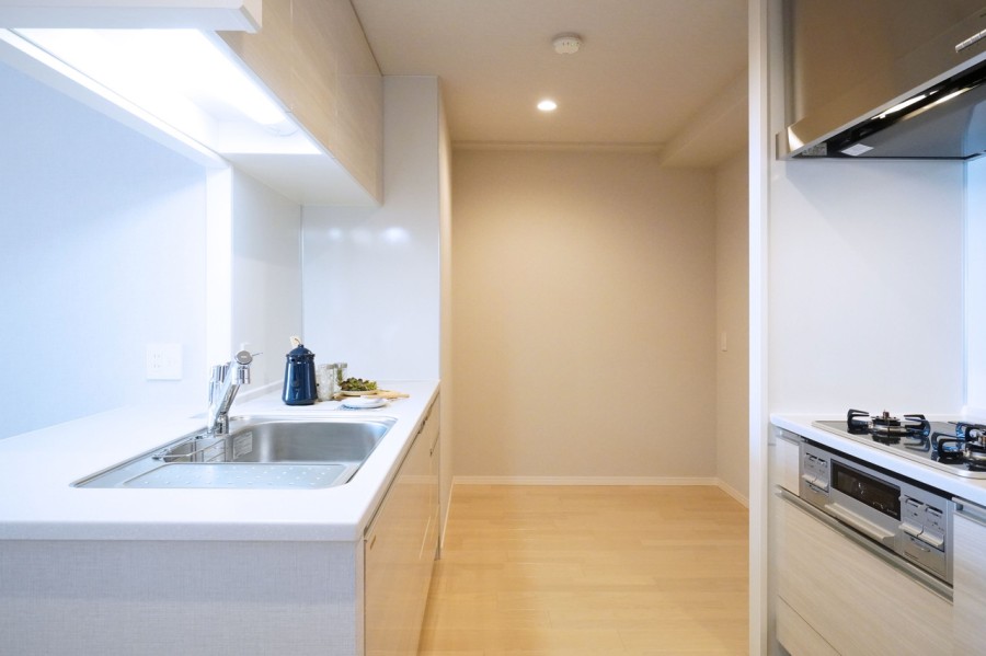 作業の動線が短く、スペースが広く確保されたⅡ型キッチンです。上下に収納スペースもございます。食器洗浄乾燥機も備え付けです。