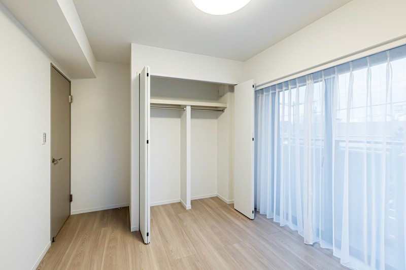 約6.1帖の洋室１は二面採光、クローゼット付きで居住スペースを広く使えるので主寝室におすすめです。