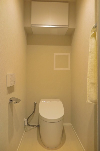 室内がすっきりした印象となる、TOTO製のタンクレストイレを新規設置しました。吊戸棚も完備しています。