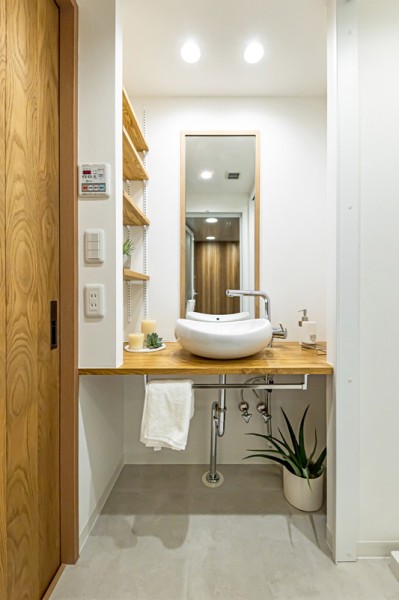 木の素材感を活かした優しい雰囲気の洗面室です。ころっとした丸みのある洗面ボウルや、シンプルな木材のカウンターなど、こだわりが詰まった空間です。