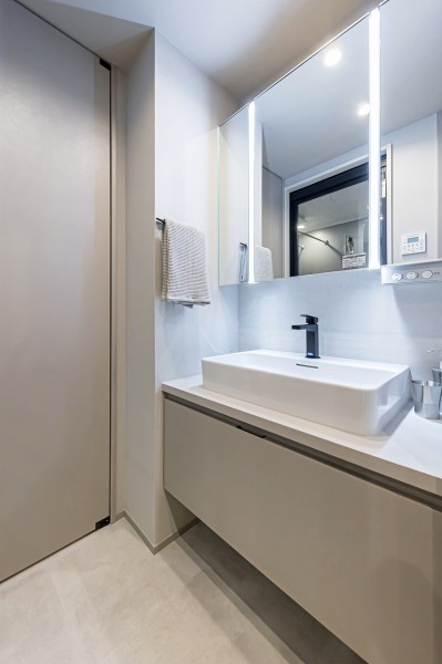 ホテルライクな洗面室ながら、キャビネット付きの三面鏡なので実用性もあります。入浴後の豊かな時間を演出し、心からくつろげるプライベート空間です。