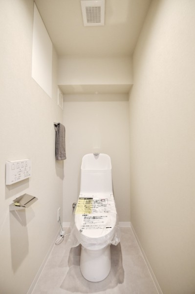 ウォシュレット一体型のトイレでは、お手入れを楽に出来る機能も搭載されています。上部吊戸棚は壁に内蔵されて出っ張りがなくすっきりとしています。