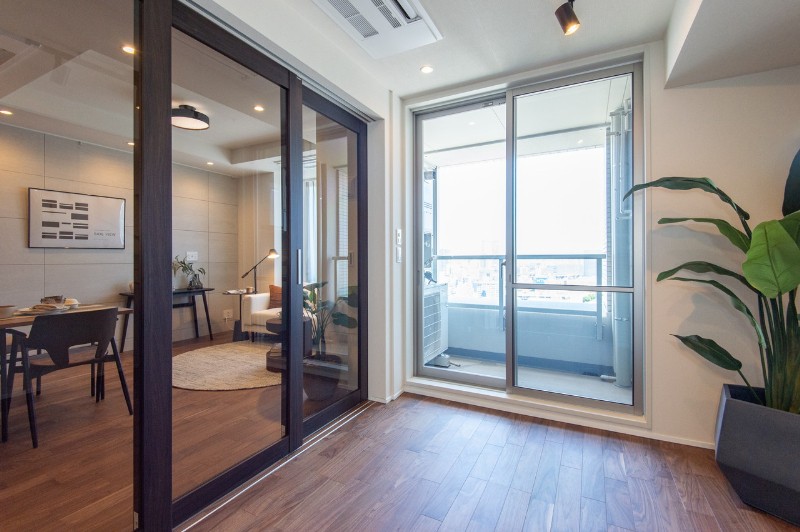 洋室3はバルコニーに接続し開放感があります。ライフスタイルをシームレスにするガラス扉を用い、抜け感のある空間です。