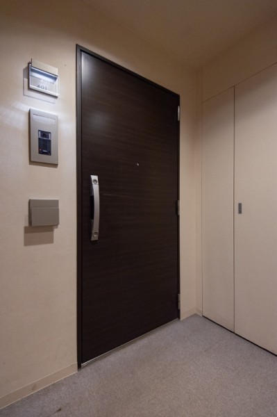 力を入れずに開閉できるプッシュブルハンドルの玄関です。1フロア2住戸・内廊下設計で、プライバシーに配慮されたマンションです。