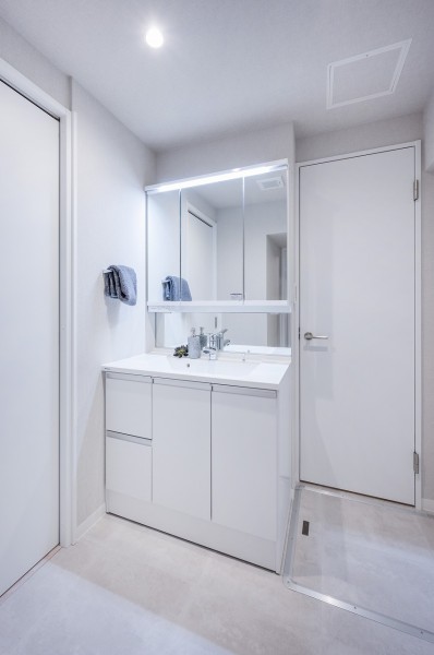 Panasonic製洗面化粧台を新しく設置した洗面室。白を基調とした清潔感のある空間です。