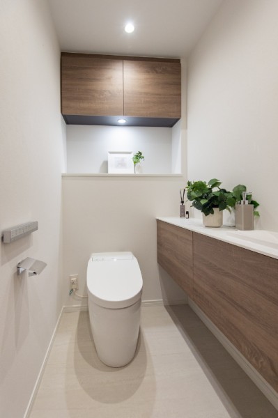 スマートなタンクレストイレを採用したレストルームです。デザイン性を備えた手洗いカウンター、収納が機能性をサポートします。