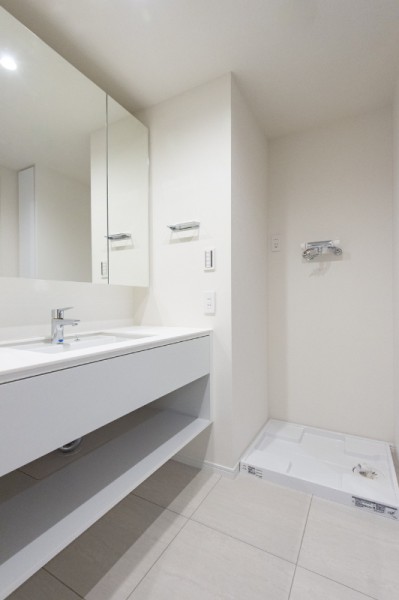 ホテルライクな洗面室ながら、キャビネット付きの三面鏡なので実用性もあります。入浴後の豊かな時間を演出し、心からくつろげるプライベート空間です。