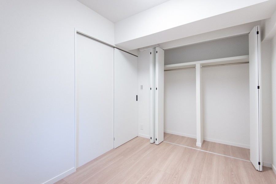 サービスルームは居室としてお使いいただけます。間口の広いクローゼットもあり収納スペースをしっかり確保しています。
